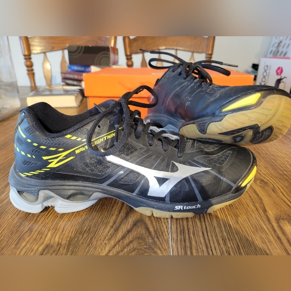 Mizuno Wave Lightning Shoes - Picture 1 of 4